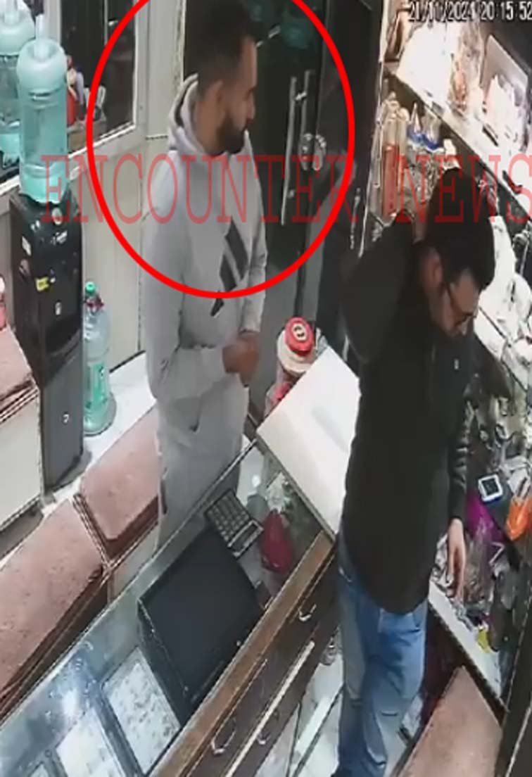 Jalandhar News:  Shree Ganesh Jewellers की दुकान से व्यक्ति ब्रेसलेट लेकर हुआ फरार, देखें CCTV