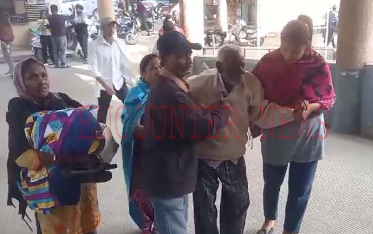Jalandhar News: हाल-ए-बेहाल Civil Hospital, बीमार बुजुर्ग को नहीं मिली व्हीलचेयर, देखें वीडियो