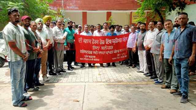Jalandhar News: सिविल अस्पताल में कर्मियों ने की हड़ताल, रखी ये मांगे, देखें वीडियो