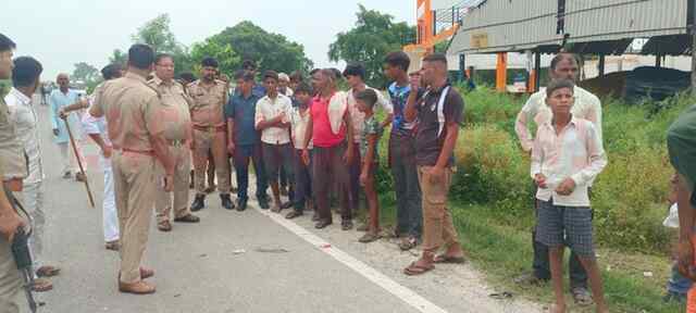 सड़क हादसे में भाई-बहन की मौत, एक बच्चा घायल, देखें वीडियो