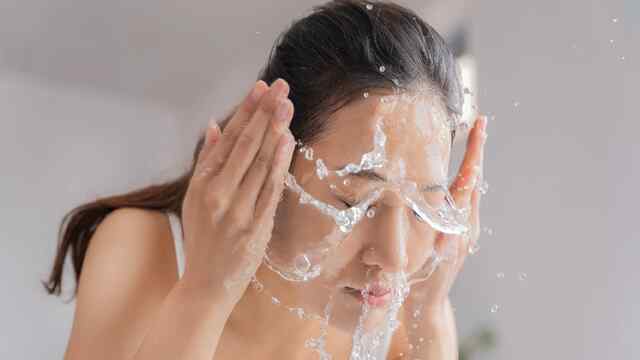 सर्दियों में किस पानी से चेहरा धोने से दूर होगी Dryness? एक्सपर्ट्स से जानें जवाब