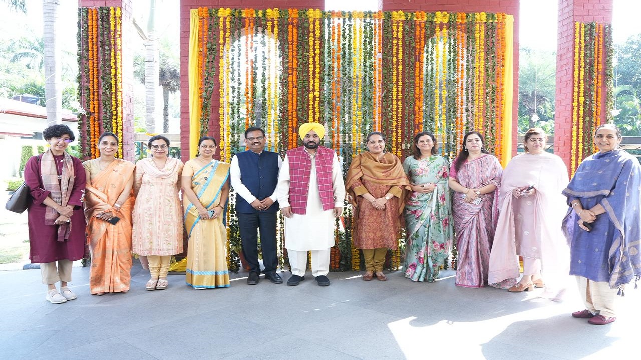 IAS Officers एसोसिएशन ने ‘मिशन चढ़दी कला’ के समर्थन में दिया पांच लाख रुपये का दान
