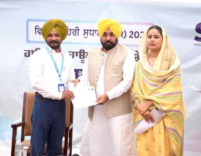 CM Bhagwant Singh Mann ने ‘SIR 2026’ के तहत गणना Form भरा, लोगों से वोट पुनरीक्षण प्रक्रिया पूरी करने की अपील
