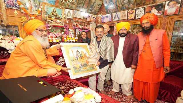 महाशिवरात्रि पर Arvind Kejriwal और Bhagwant Mann ने मंदिर में किए दर्शन