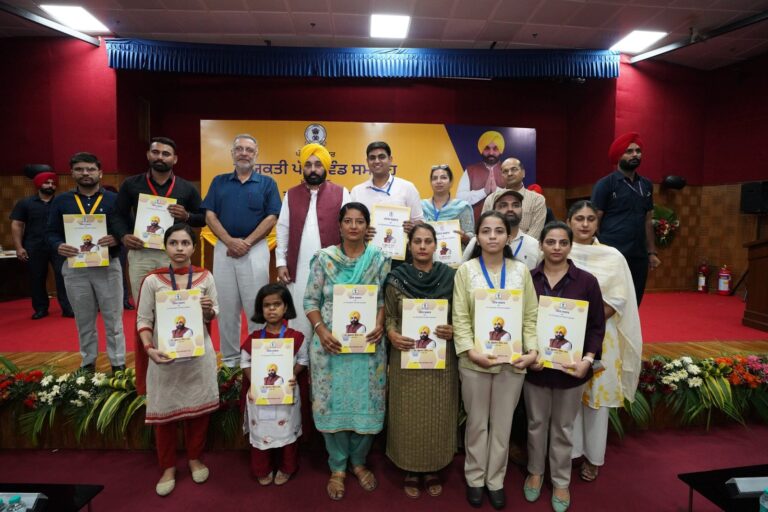 CM Bhagwant Singh Mann ने 293 युवाओं को सौंपे नियुक्ति-पत्र, कहा- 30 महीनों में 44974 युवाओं को सरकारी नौकरियां दी