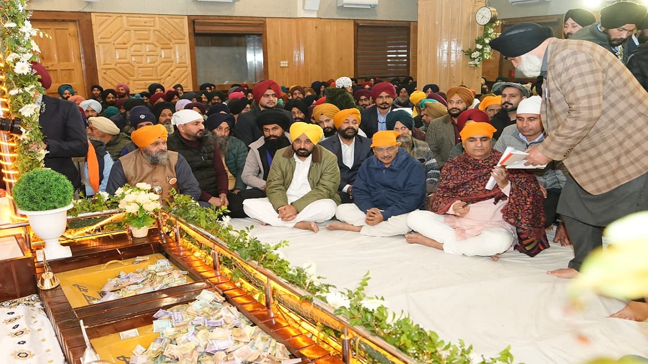 श्रीनगर के कीर्तन दरबार में मुख्यमंत्री भगवंत मान और अरविंद केजरीवाल ने संगत संग दी हाजिरी