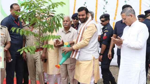 मुख्यमंत्री ने एक पेड़ मां के नाम अभियान के तहत किया पौधारोपण