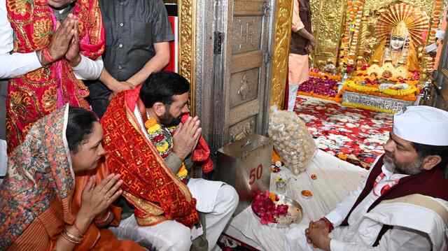 Navratri के पहले दिन CM Nayab Singh Saini ने मंदिर में पत्नी संग की पूजा अर्चना, देखें वीडियो