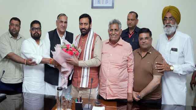 पंजाब की नीतियों से परेशान आढ़ती, हरियाणा CM Nayab Singh Saini से की मुलाकात