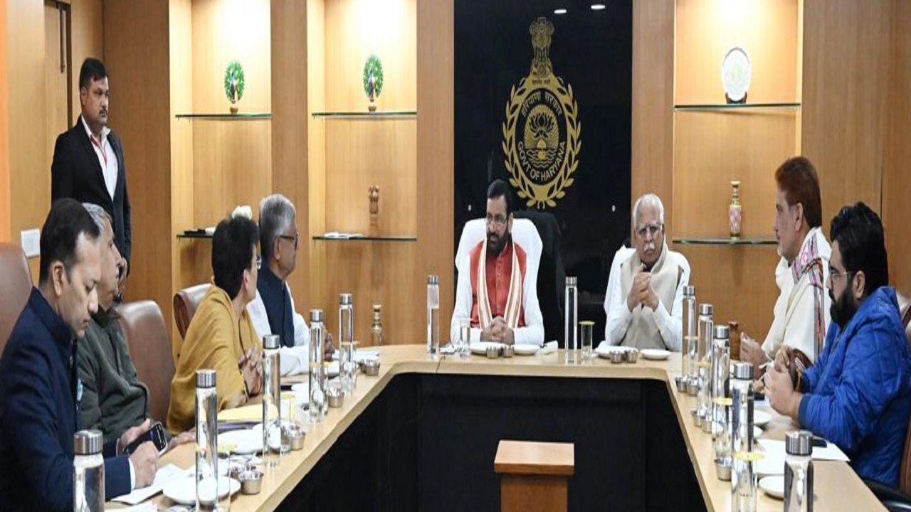 हरियाणा भवन में मुख्यमंत्री सैनी की समीक्षा बैठक, मनोहर लाल भी रहे शामिल