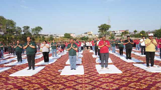 मुख्यमंत्री ने लगभग दो हजार लोगों के साथ किया योगाभ्यास