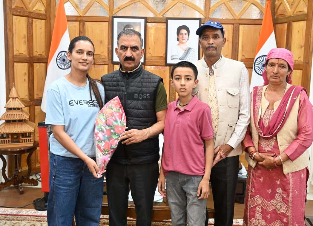 मुख्यमंत्री ने एवरेस्ट विजेता रुचि ठाकुर को किया सम्मानित