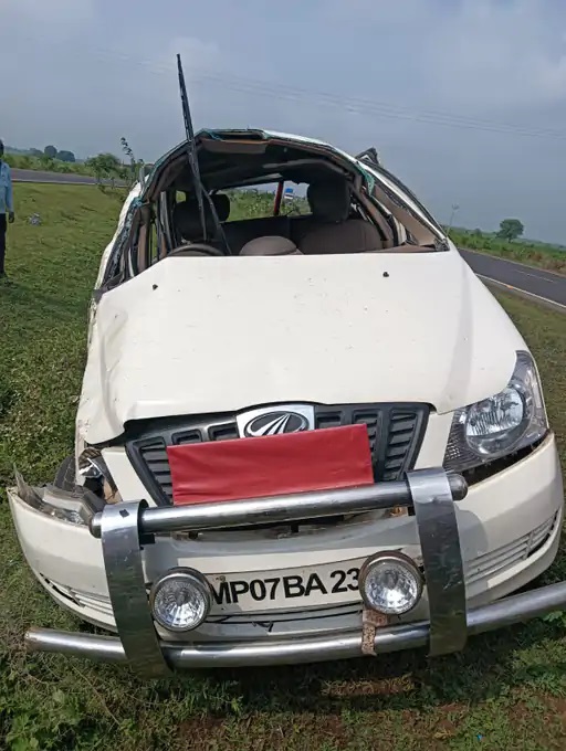 कलश यात्रा में जा रहे Additional Collector की Car पलटी, 7 लोग घायल