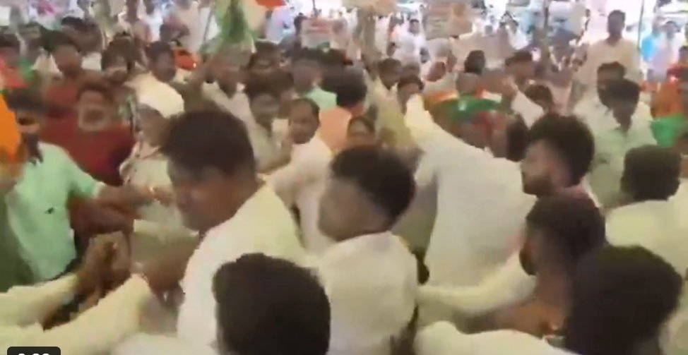 कांग्रेस के संविधान सम्मेलन में जमकर चले लात-घूंसे, देखें वीडियो