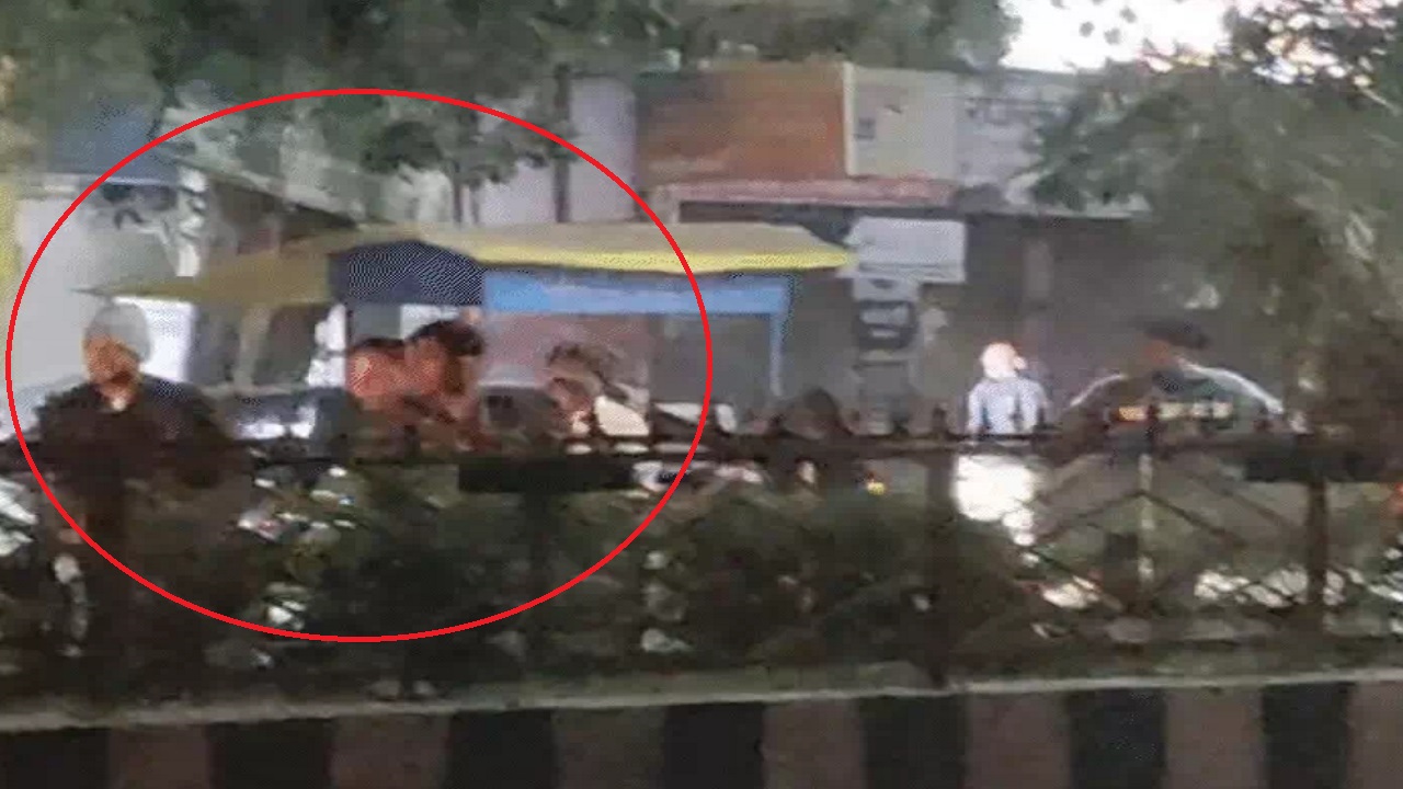 लोकायुक्त टीम को धक्का देकर भागा रिश्वतखोर Constable , जैकेट और कार बरामद