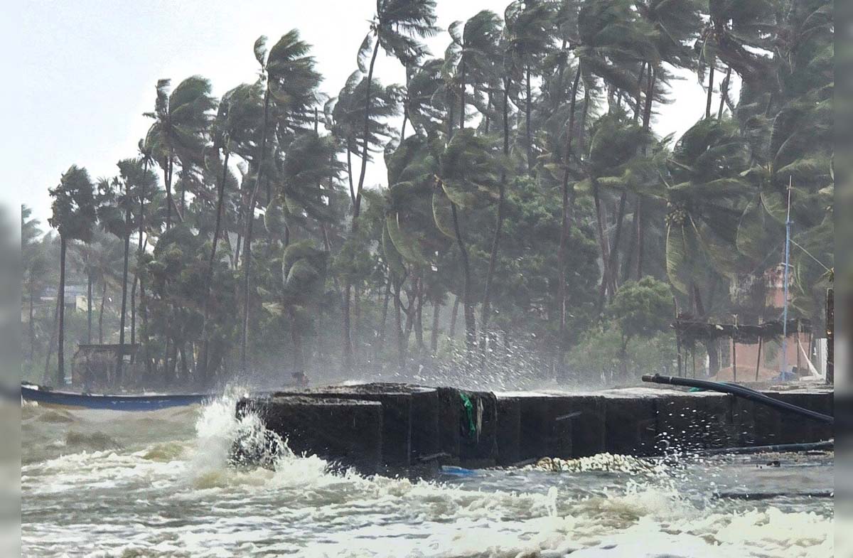 Cyclone Ditwah भारत के करीब पहुंचा, दहशत में लोग, इन राज्यों में रेड अलर्ट