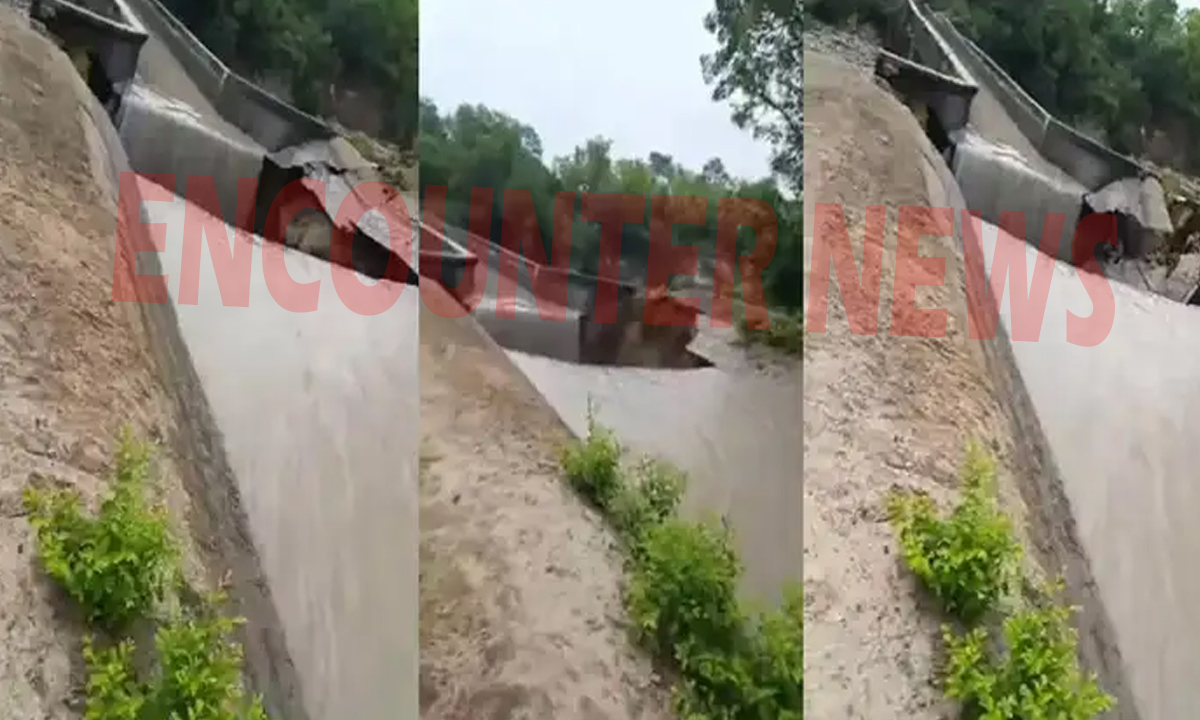 सीजन की पहली बारिश में खुली पोल, गिरा नहर पर बने पुल का हिस्सा, देखें वीडियो