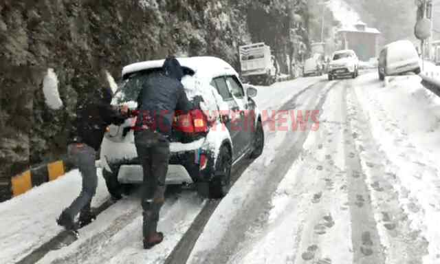 2 National Highway सहित 563 सड़कें बाधित, कई वाहन और पर्यटक फंसे