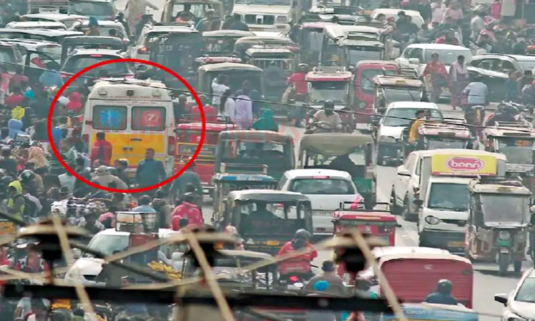 Jalandhar News: कब सुधरेंगी ट्रैफिक व्यवस्था, उड़ी नियमों की धज्जियां, भीड़ में फंसी एंबुलेंस
