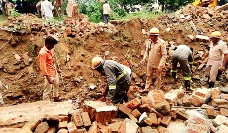 400 साल पुरानी दीवार ढही, एक ही परिवार के 7 लोगों की मौत