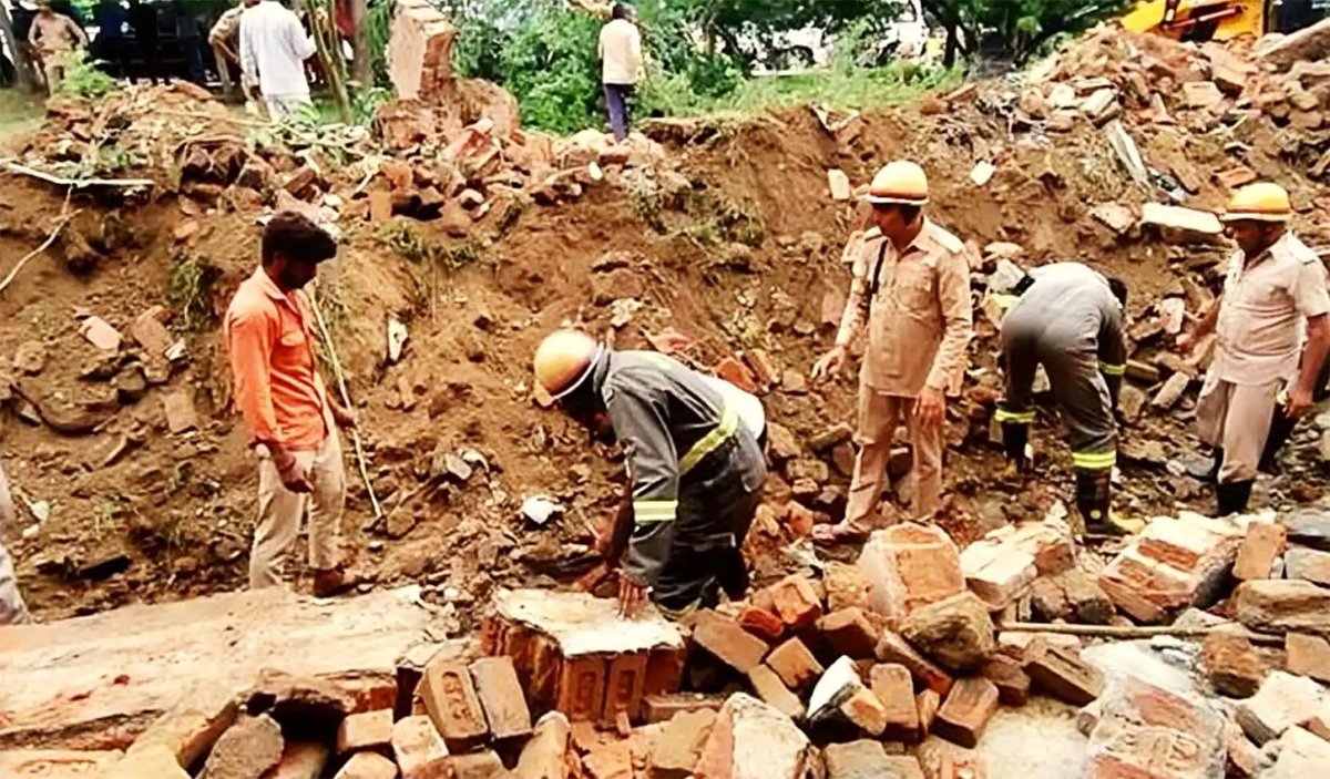 400 साल पुरानी दीवार ढही, एक ही परिवार के 7 लोगों की मौत