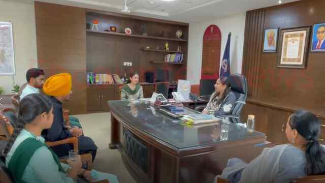 Punjab News: Toppers ने DC कोमल मित्तल के साथ किया नाश्ता, मारी गपशप, देेखें वीडियो