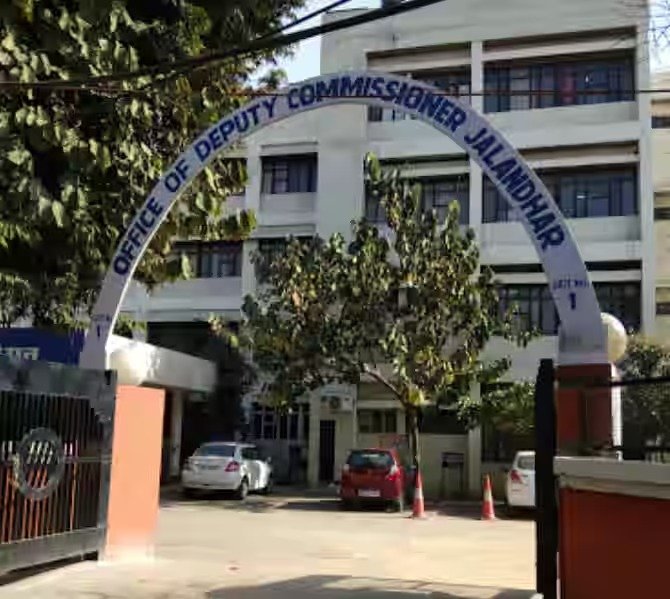 Jalandhar : DC Office की Clerk Meenu पर लाखों की धोखाधड़ी का मामला दर्ज