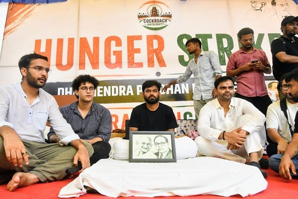 जंतर-मंतर पर अनिश्तिकालीन भूख हड़तालः पुलिस सोनम वांगचुक को ले गई अस्पताल, अब दीपके भूख हड़ताल पर बैठे