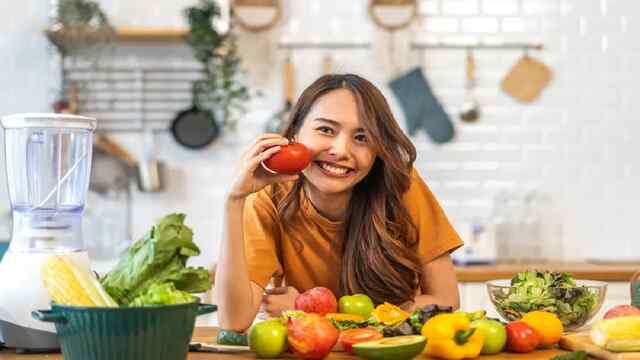 डाइट में जरूर शामिल करें महिलाएं ये चीजें, 40 के बाद भी दिखेंगी फिट