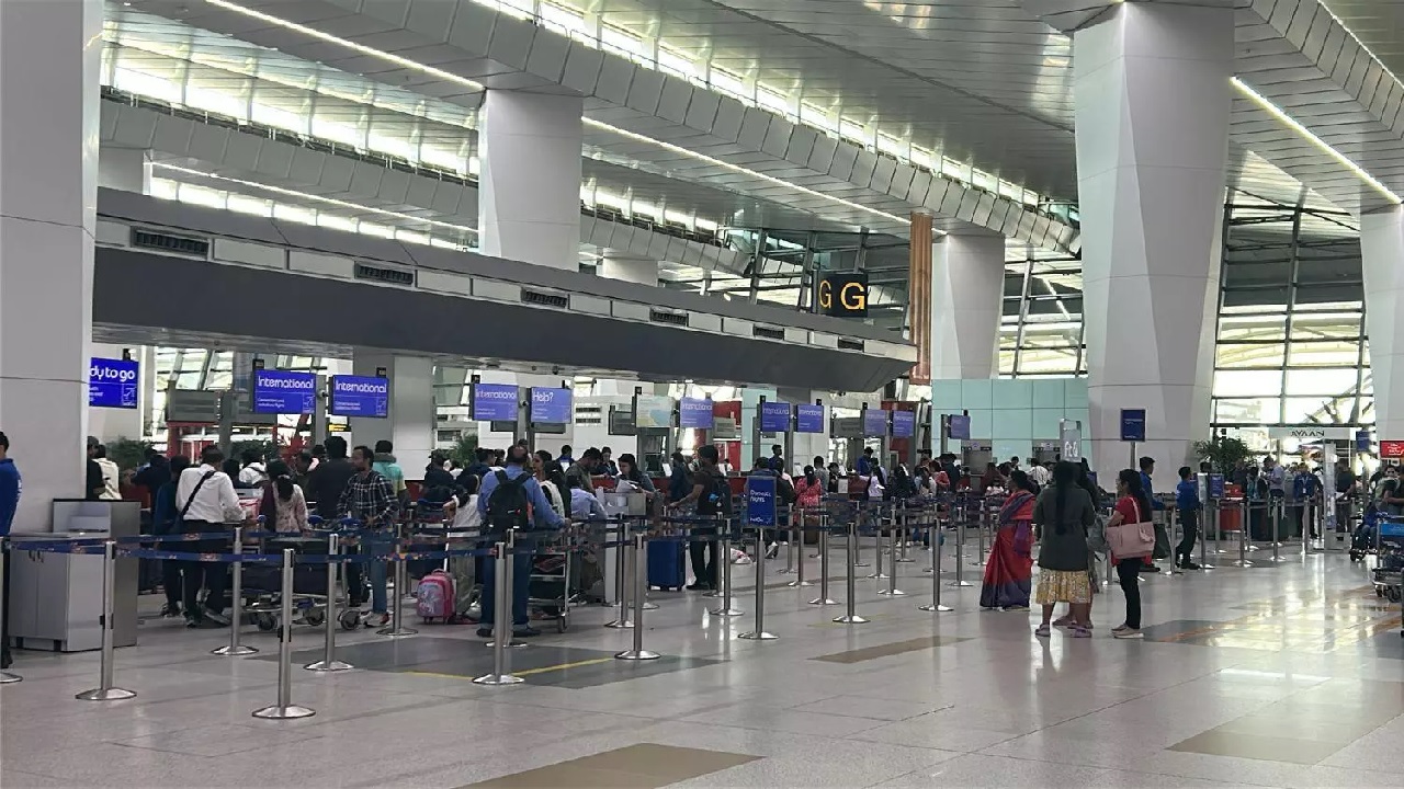 Delhi Airport समेत स्कूलों को मिली बम से उड़ाने की धमकी, E-mail के जरिए दी चेतावनी