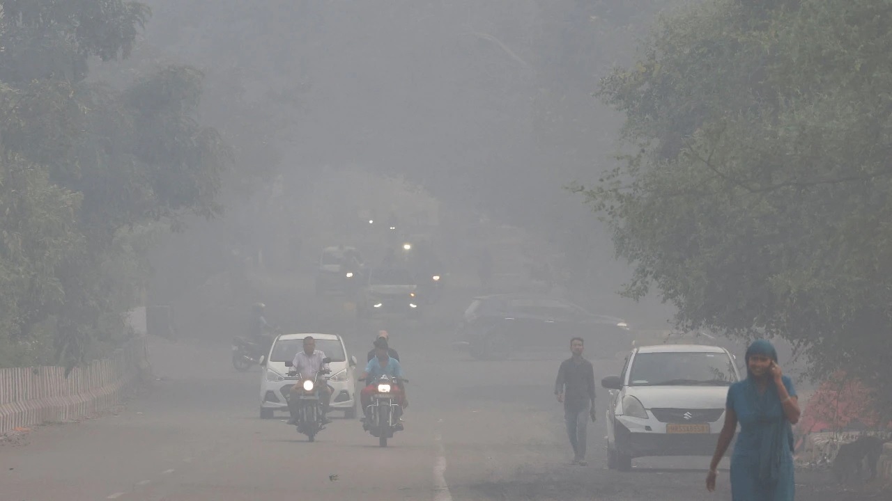 दिल्ली की हवा नहीं हो रही साफ, एक बार फिर इन इलाकों में 400 के पार पहुंचा AQI