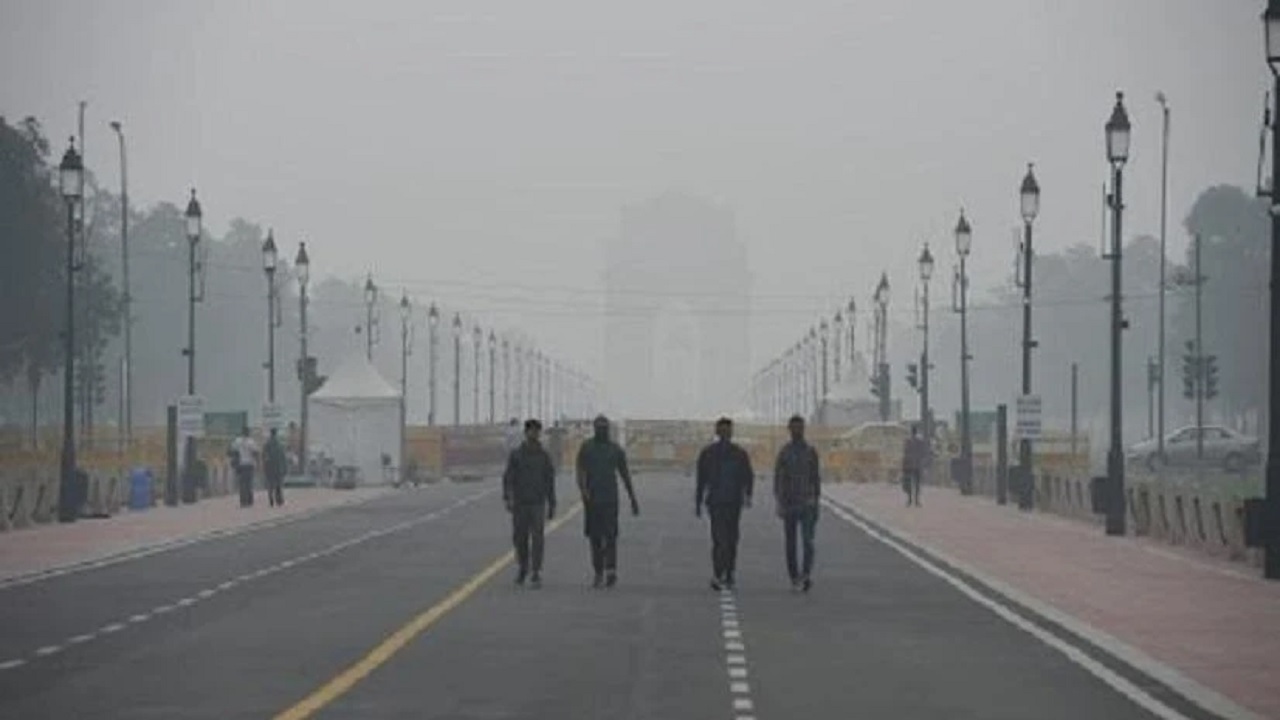 दिल्ली की हवा नहीं हो रही साफ, इन इलाकों में 300 के पार पहुंचा AQI, लोगों की बढ़ी मुश्किलें