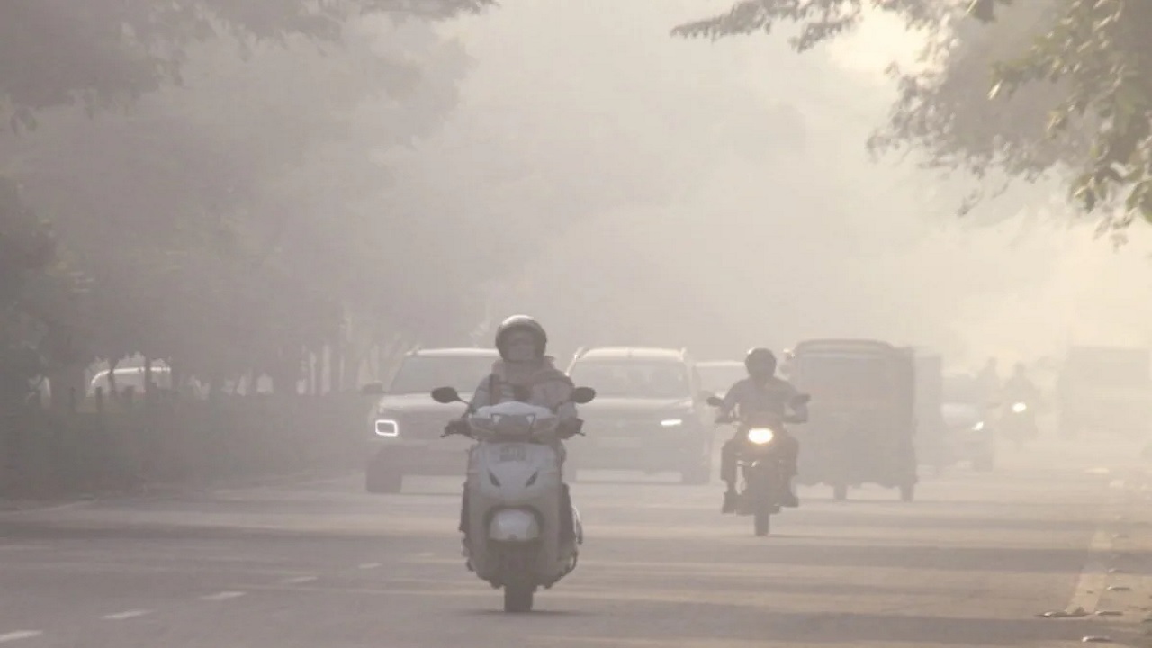 Delhi की हवा नहीं हो रही साफ, 450 के पार पहुंचा AQI, लोगों को हुई परेशानी