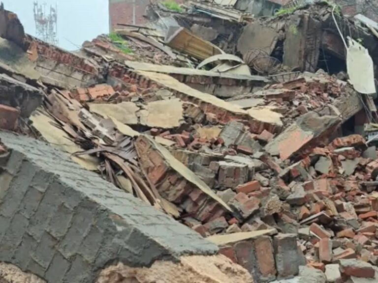 मॉडल टाउन में दो मंजिला मकान गिरा, कुछ लोगों के फंसे होने की आशंका