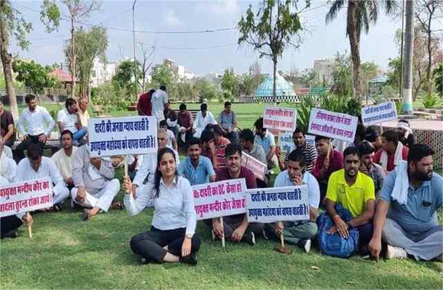 सड़कों पर उतरे विभिन्न संगठनों के लोग, डीसी का तबादला रोकने की मांग