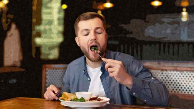Healthy रहने के लिए रात में कितने बजे तक खाना चाहिए खाना? जानें एक्सपर्ट्स की राय