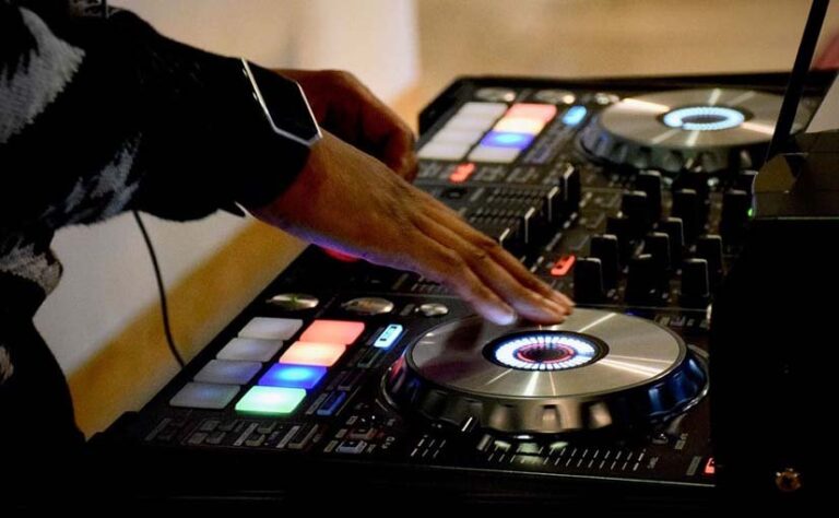 Marriage Palace में शादी के बीच Police और बारातियों में हुई बहसबाजी, DJ संचालक को किया काबू