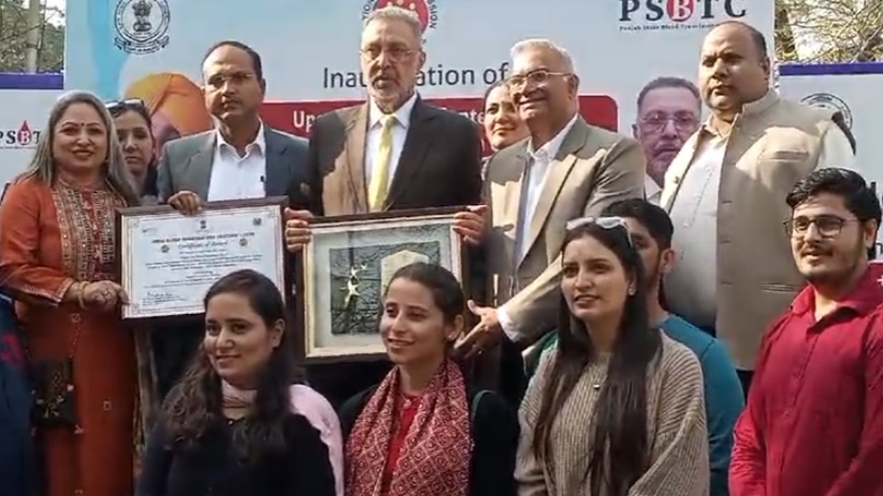 Health Minister बलवीर सिद्धू ने Blood Donate बसों को दी हरी झंडी, देखें वीडियो