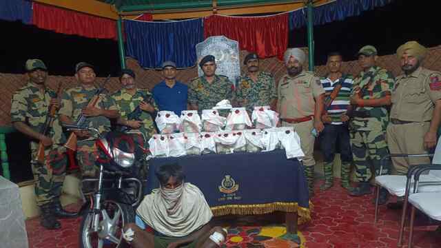 Punjab News: बाढ़ का फायदा उठा रहे तस्कर, Pakistan से मंगवा रहे हेरोइन, देखें वीडियो