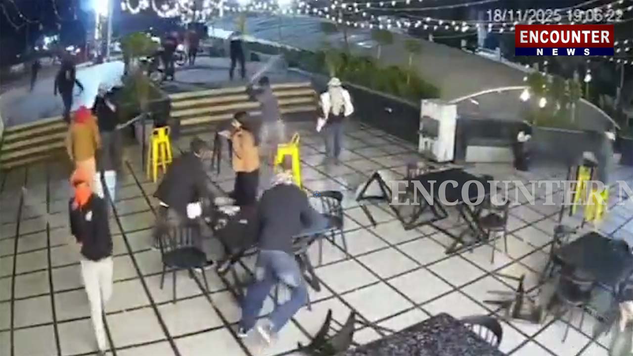 Magic Spot Cafe पर 20 बदमाशों ने किया हमला, बना दहशत का माहौल, देखें CCTV