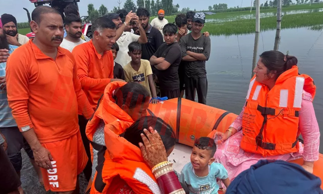Punjab News: बाढ़ में फंसी दुल्हन, देवदूत बनकर आई SDM ने बचाई जान
