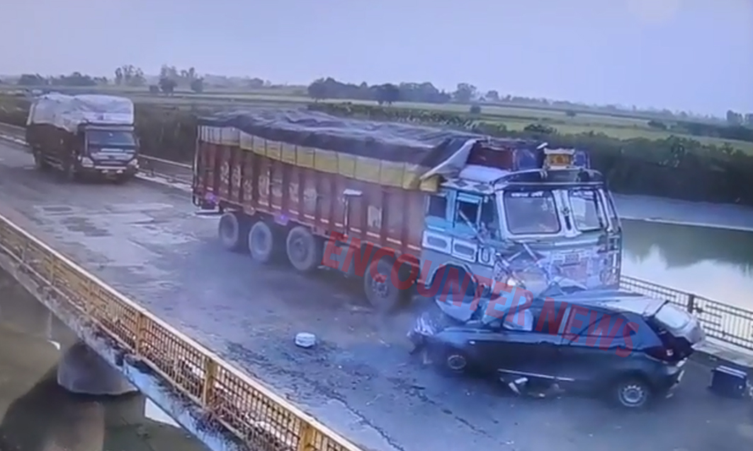 तेज़ रफ़्तार कार और ट्रक की टक्कर में 2 लोगों की मौत, देखें दिल दहलाने वाली CCTV फुटेज
