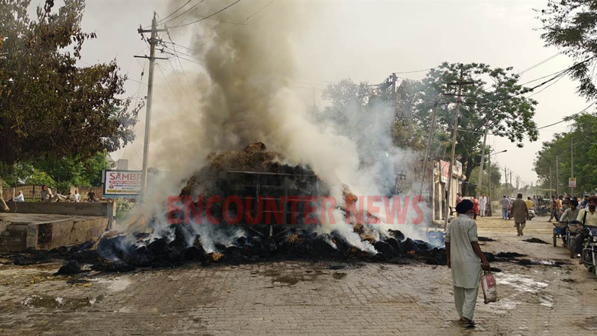 Punjab News: सरकारी अस्पताल के पास नाड़ की गांठों से भरी ट्रॉली में लगी आग