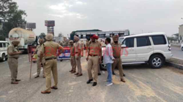 Punjab News: भारी पुलिस बल के साथ बैरिकेडिंग करके की नाकाबंदी