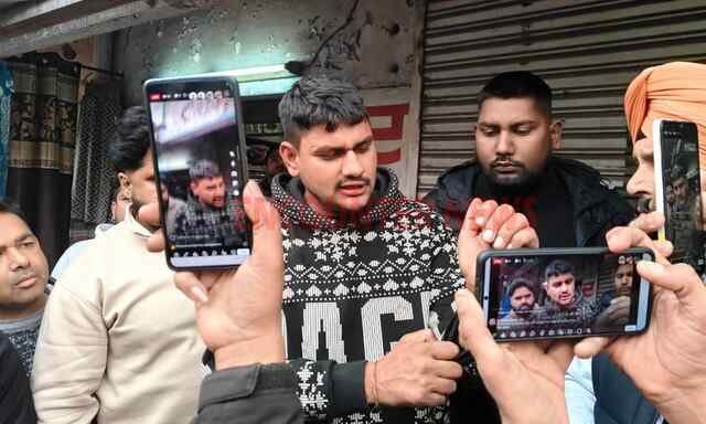 Jalandhar News: घर के बाहर खड़े वाहन को आर्मी के कर्मी ने मारी टक्कर, लोगों ने तोड़े गाड़ी के शीशे, देखें CCTV