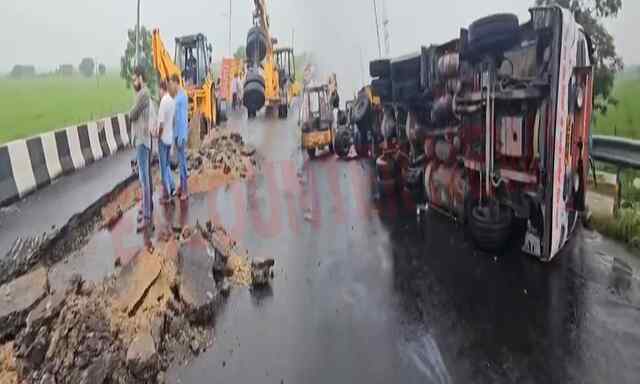 Punjab News: National Highway की धंसी सड़क, पलटा रेत से भरा ट्राला, रूट डायवर्ट