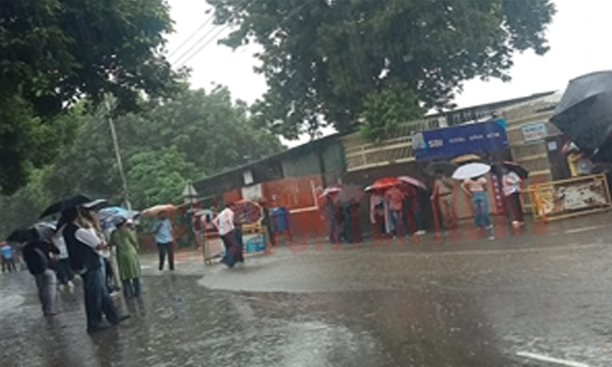 बारिश में आज हो रहे Punjab University में चुनाव