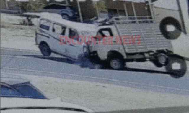 Eco Car और पिकअप Van में भयानक टक्कर, देखें CCTV