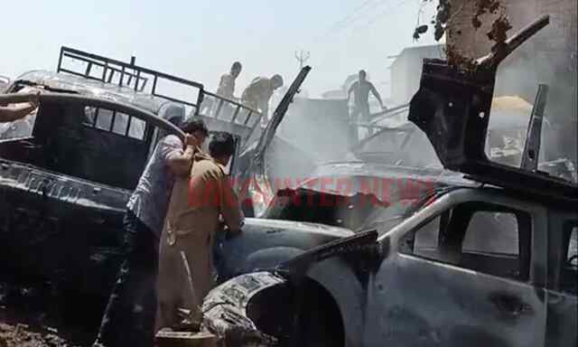 Punjab News: वर्कशॉप के बाहर खड़ी गाड़ियां जलकर राख