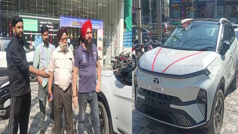 Punjab News: नई खरीदी Electronic कार में दिक्कत से परेशान मालिक ने Agency के बाहर दिया धरना, देखें वीडियो